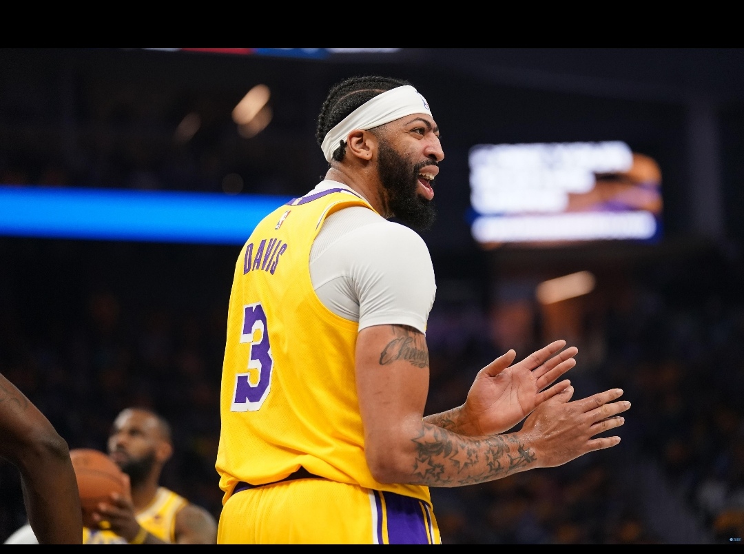 爱游戏中国-西亚卡姆在湖人比赛中反败为胜，比赛规则变更引发热议！赛场气氛高涨的简单介绍-爱游戏中国